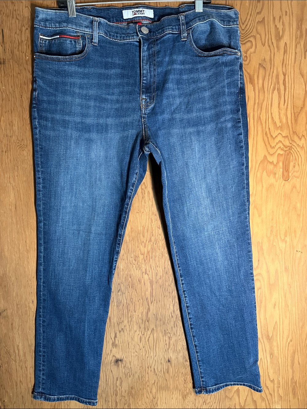 Tommy Hilfiger Men's Straight Blue Jeans with Subtle Fade